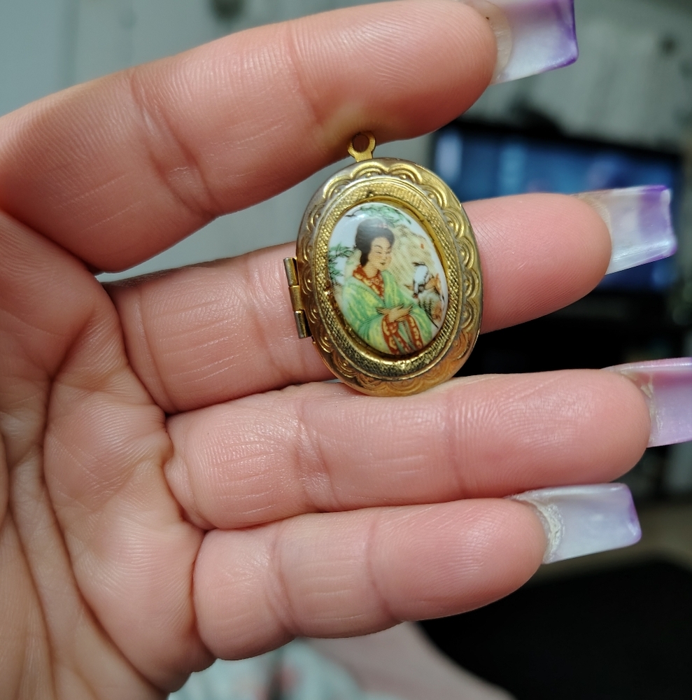 Vintage Porcelain Oval on Gold Tone Pendant Locket